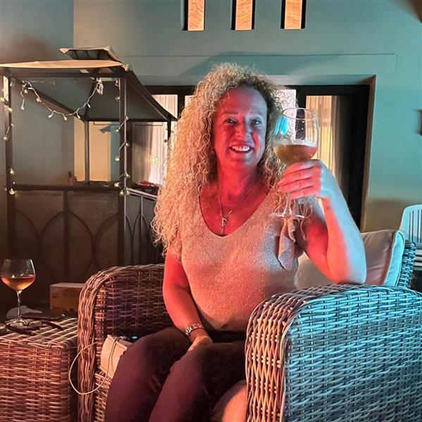 Grote foto laten we ervoor gaan contacten en berichten vrouw zoekt man