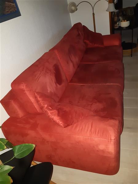 Grote foto rode 3 zits bank met bijpassend kleur kussentjes huis en inrichting bankstellen