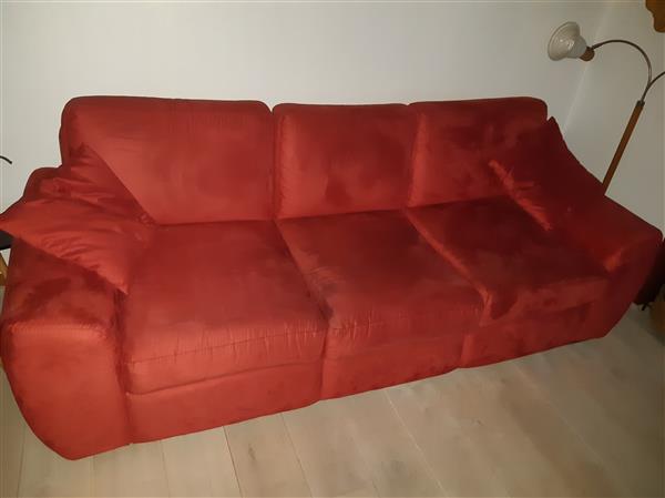 Grote foto rode 3 zits bank met bijpassend kleur kussentjes huis en inrichting bankstellen