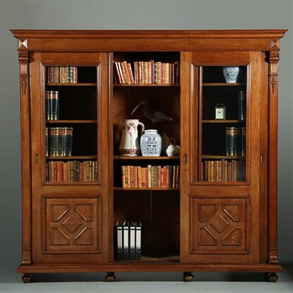 Grote foto boekenkast of bibliotheekkast met drie schuifdeuren en verstelbare planken no.362910 antiek en kunst stoelen en banken