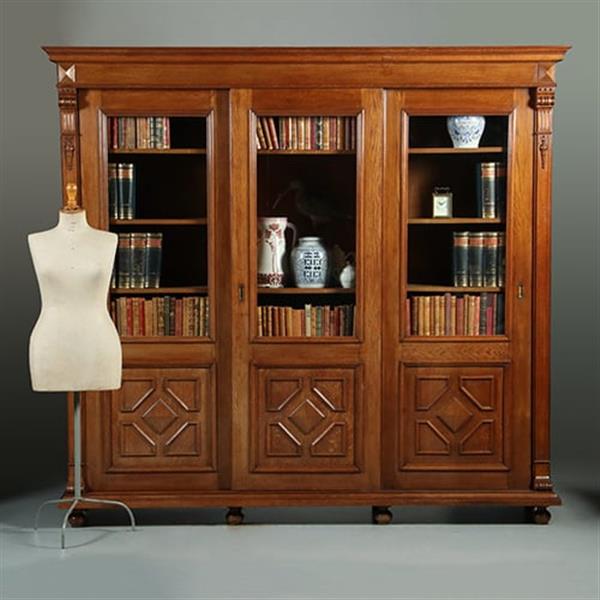 Grote foto boekenkast of bibliotheekkast met drie schuifdeuren en verstelbare planken no.362910 antiek en kunst stoelen en banken
