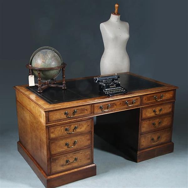 Grote foto bureau engeland noten met wortelnoten en zwart leer ca 1910 no.280340 antiek en kunst overige in antiek gebruiksvoorwerpen