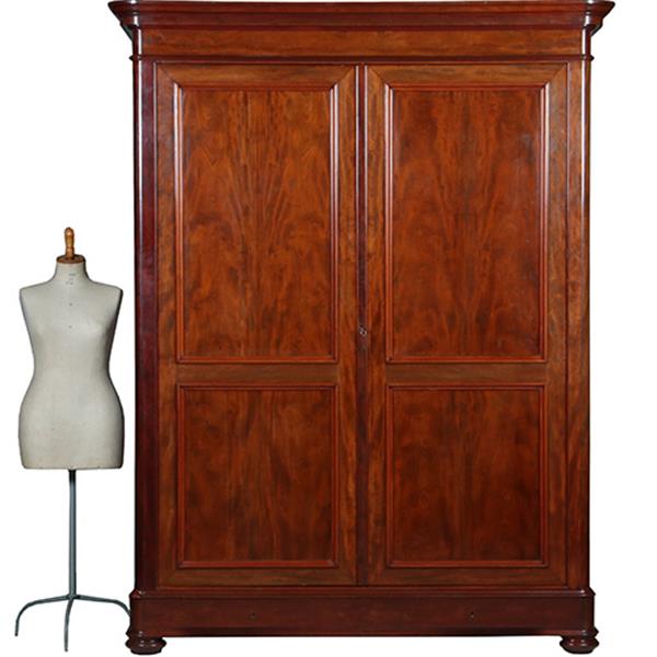 Grote foto reusachtige grote tweedeurskast te gebruiken als garderobekast of als servies of opbergkast no.3420 antiek en kunst stoelen en banken