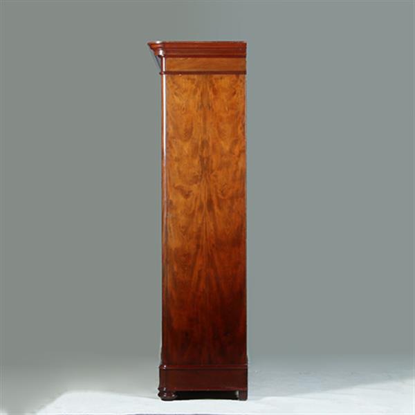 Grote foto reusachtige grote tweedeurskast te gebruiken als garderobekast of als servies of opbergkast no.3420 antiek en kunst stoelen en banken