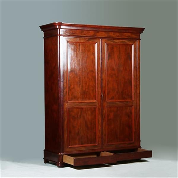 Grote foto reusachtige grote tweedeurskast te gebruiken als garderobekast of als servies of opbergkast no.3420 antiek en kunst stoelen en banken