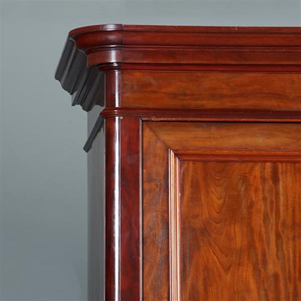 Grote foto reusachtige grote tweedeurskast te gebruiken als garderobekast of als servies of opbergkast no.3420 antiek en kunst stoelen en banken