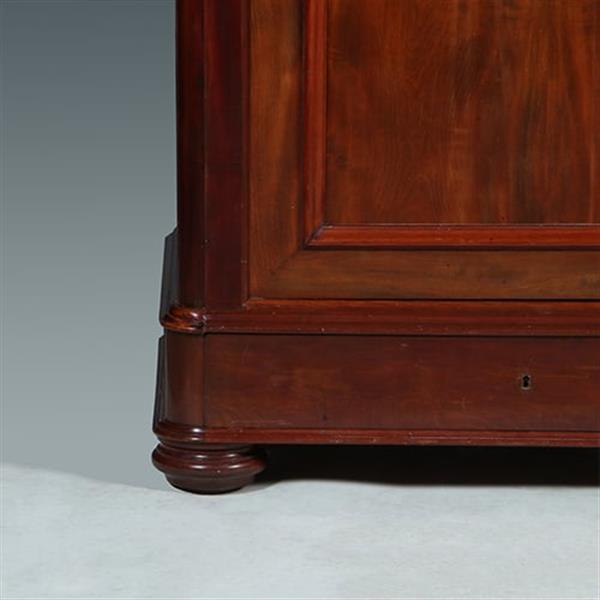 Grote foto reusachtige grote tweedeurskast te gebruiken als garderobekast of als servies of opbergkast no.3420 antiek en kunst stoelen en banken