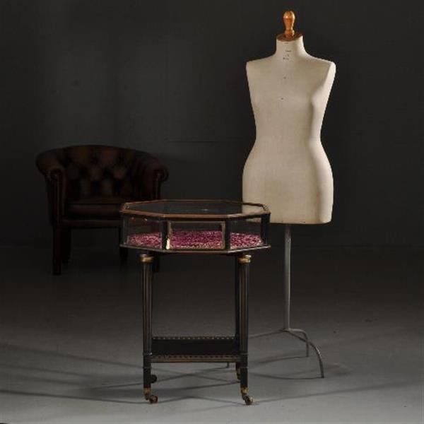 Grote foto unieke horloge of vitrinetafel op in brons op een gedraaid onderstel no.432232 antiek en kunst stoelen en banken