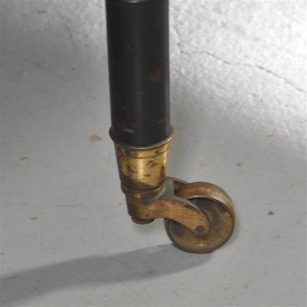 Grote foto unieke horloge of vitrinetafel op in brons op een gedraaid onderstel no.432232 antiek en kunst stoelen en banken