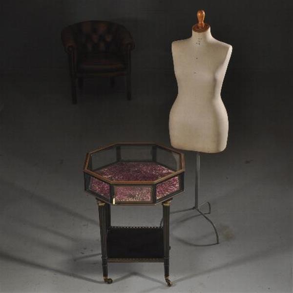 Grote foto unieke horloge of vitrinetafel op in brons op een gedraaid onderstel no.432232 antiek en kunst stoelen en banken