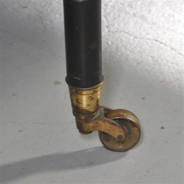 Grote foto unieke horloge of vitrinetafel op in brons op een gedraaid onderstel no.432232 antiek en kunst stoelen en banken