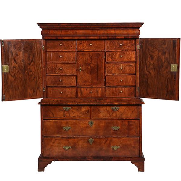 Grote foto vroeg 18e eeuws engels rariteiten kabinet in wortelnoten met 17 laadjes achter de deuren no.362935 antiek en kunst stoelen en banken