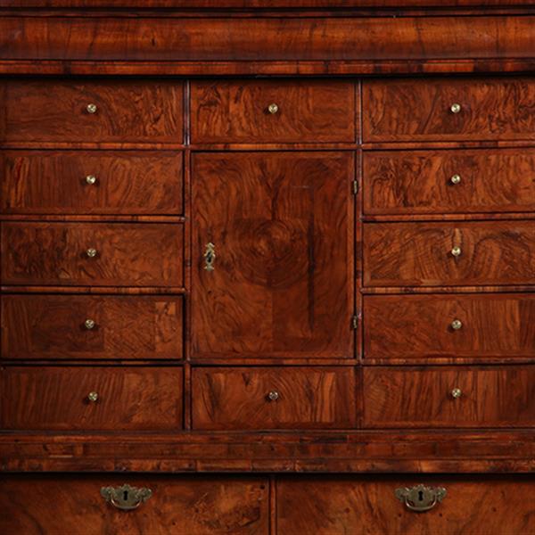 Grote foto vroeg 18e eeuws engels rariteiten kabinet in wortelnoten met 17 laadjes achter de deuren no.362935 antiek en kunst stoelen en banken