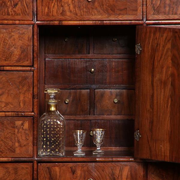 Grote foto vroeg 18e eeuws engels rariteiten kabinet in wortelnoten met 17 laadjes achter de deuren no.362935 antiek en kunst stoelen en banken