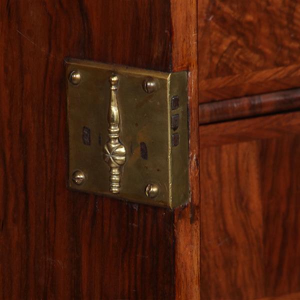 Grote foto vroeg 18e eeuws engels rariteiten kabinet in wortelnoten met 17 laadjes achter de deuren no.362935 antiek en kunst stoelen en banken