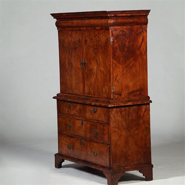 Grote foto vroeg 18e eeuws engels rariteiten kabinet in wortelnoten met 17 laadjes achter de deuren no.362935 antiek en kunst stoelen en banken