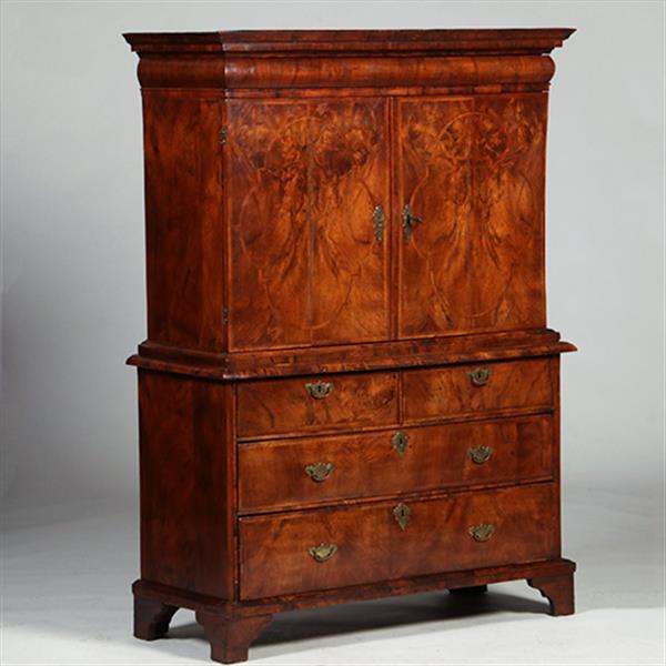 Grote foto vroeg 18e eeuws engels rariteiten kabinet in wortelnoten met 17 laadjes achter de deuren no.362935 antiek en kunst stoelen en banken