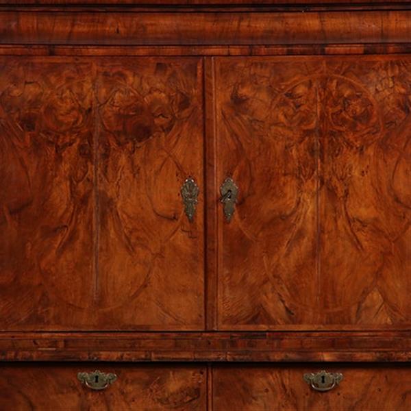 Grote foto vroeg 18e eeuws engels rariteiten kabinet in wortelnoten met 17 laadjes achter de deuren no.362935 antiek en kunst stoelen en banken