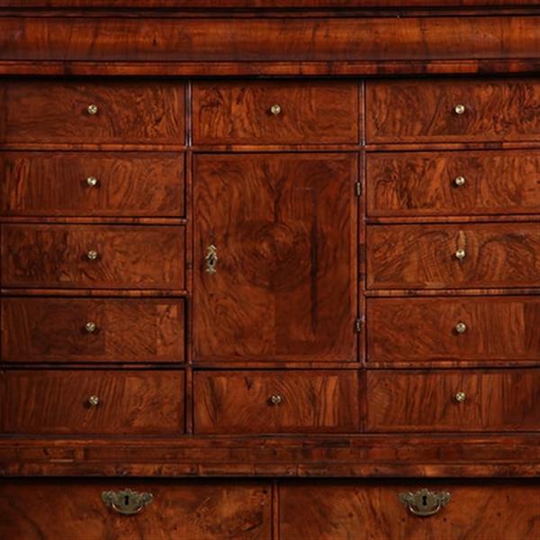 Grote foto vroeg 18e eeuws engels rariteiten kabinet in wortelnoten met 17 laadjes achter de deuren no.362935 antiek en kunst stoelen en banken
