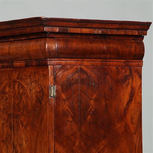 Grote foto vroeg 18e eeuws engels rariteiten kabinet in wortelnoten met 17 laadjes achter de deuren no.362935 antiek en kunst stoelen en banken