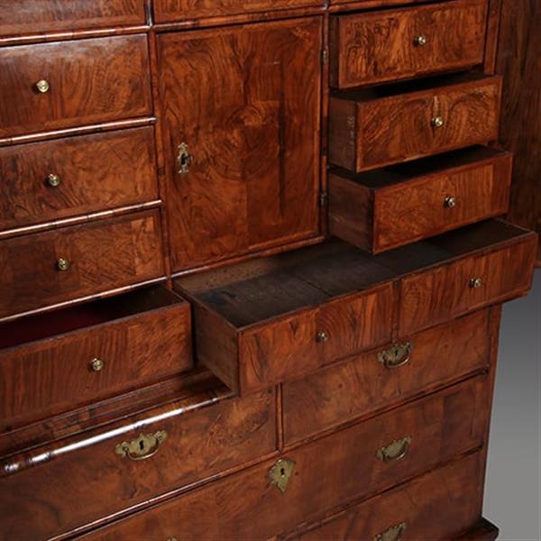 Grote foto vroeg 18e eeuws engels rariteiten kabinet in wortelnoten met 17 laadjes achter de deuren no.362935 antiek en kunst stoelen en banken