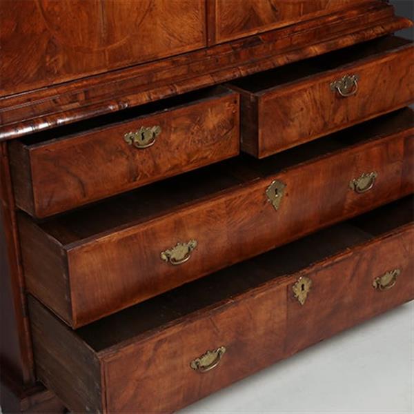 Grote foto vroeg 18e eeuws engels rariteiten kabinet in wortelnoten met 17 laadjes achter de deuren no.362935 antiek en kunst stoelen en banken