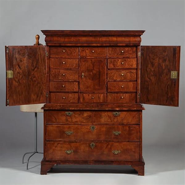 Grote foto vroeg 18e eeuws engels rariteiten kabinet in wortelnoten met 17 laadjes achter de deuren no.362935 antiek en kunst stoelen en banken