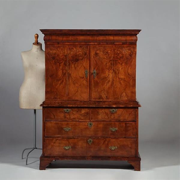 Grote foto vroeg 18e eeuws engels rariteiten kabinet in wortelnoten met 17 laadjes achter de deuren no.362935 antiek en kunst stoelen en banken