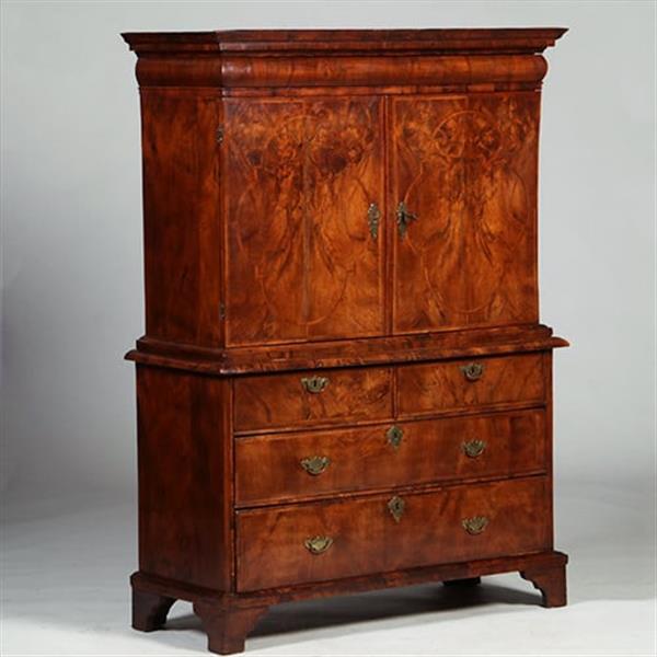 Grote foto vroeg 18e eeuws engels rariteiten kabinet in wortelnoten met 17 laadjes achter de deuren no.362935 antiek en kunst stoelen en banken