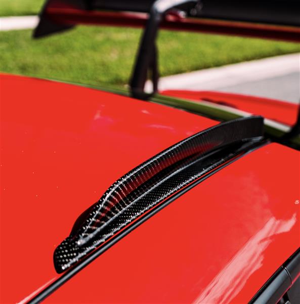 Grote foto dit betreft een set porsche 911 992 gt3rs carbon dak finnen auto onderdelen tuning en styling