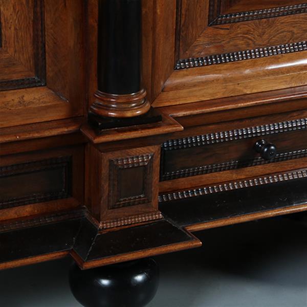 Grote foto markante 4 deurskast uit de gouden eeuw met veel ebbenhout no.371510 antiek en kunst stoelen en banken