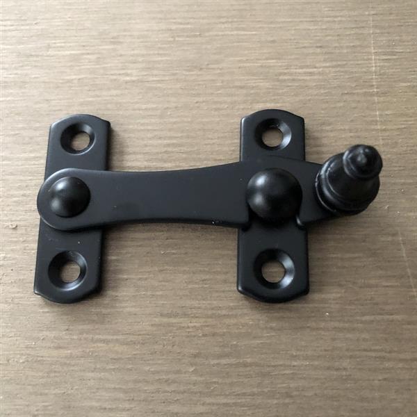 Grote foto sierlijk valslot met vanger slot metaal vergrendeling fraai zwart. tuin en terras hekken en schuttingen