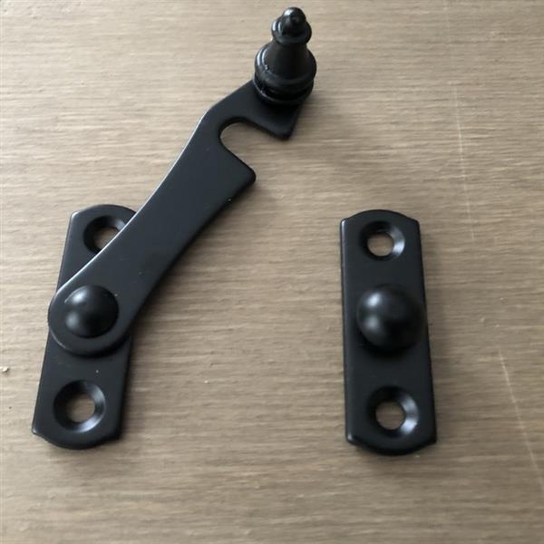 Grote foto sierlijk valslot met vanger slot metaal vergrendeling fraai zwart. tuin en terras hekken en schuttingen