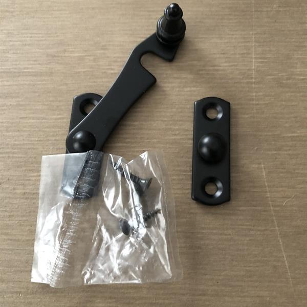 Grote foto sierlijk valslot met vanger slot metaal vergrendeling fraai zwart. tuin en terras hekken en schuttingen