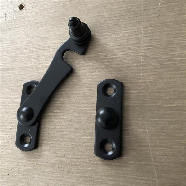 Grote foto sierlijk valslot met vanger slot metaal vergrendeling fraai zwart. tuin en terras hekken en schuttingen