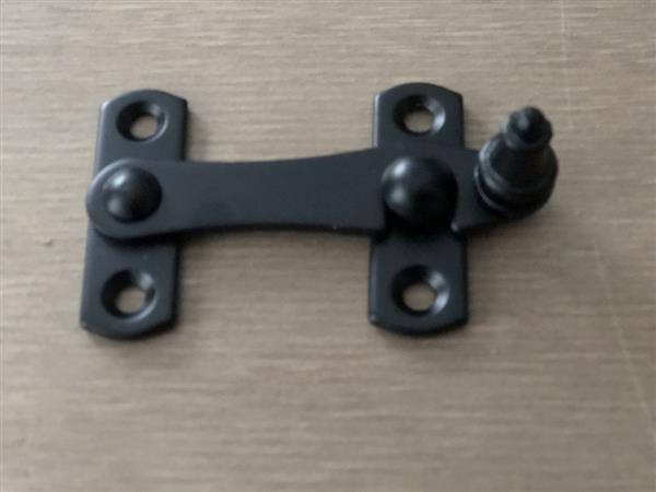 Grote foto sierlijk valslot met vanger slot metaal vergrendeling fraai zwart. tuin en terras hekken en schuttingen