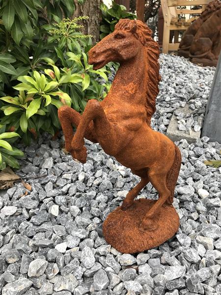 Grote foto een mooi beeld van een steigerend paard gietijzer rust tuin en terras tuindecoratie
