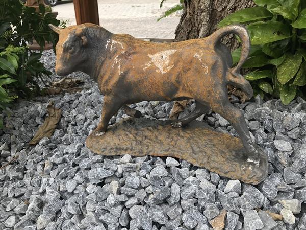 Grote foto een fraai beeld van een stier gietijzer rust tuin en terras tuindecoratie