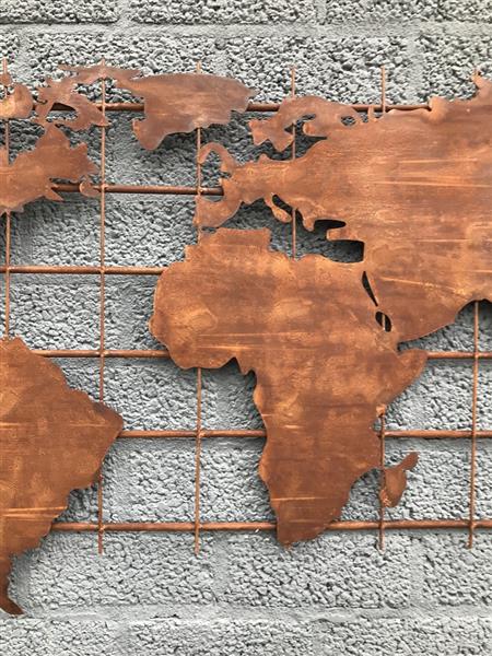 Grote foto een ijzeren wandrek met hierop een wereldkaart robuuste uitstraling tuin en terras tuindecoratie