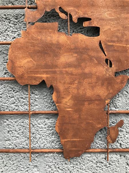 Grote foto een ijzeren wandrek met hierop een wereldkaart robuuste uitstraling tuin en terras tuindecoratie