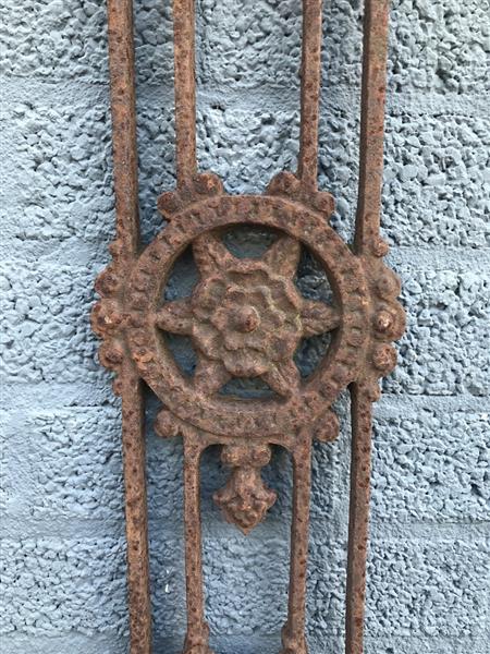 Grote foto mooie gietijzeren trapstijl robuuste look rust tuin en terras hekken en schuttingen