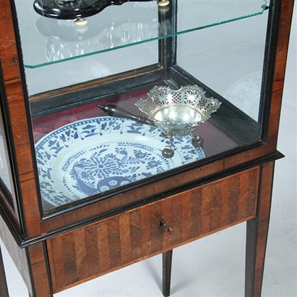 Grote foto vierkante hepplewhite vitrine met glas rondom en een unieke show lade no.360435 antiek en kunst stoelen en banken