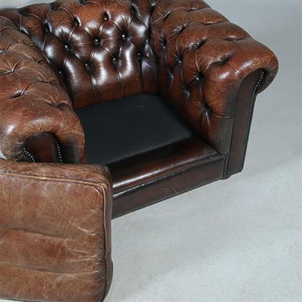 Grote foto vintage chesterfield clubfauteuil mooi doorleefde kleur en uitstraling no.233031 antiek en kunst stoelen en banken