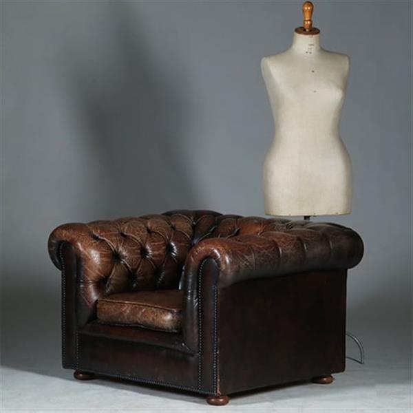 Grote foto vintage chesterfield clubfauteuil mooi doorleefde kleur en uitstraling no.233031 antiek en kunst stoelen en banken