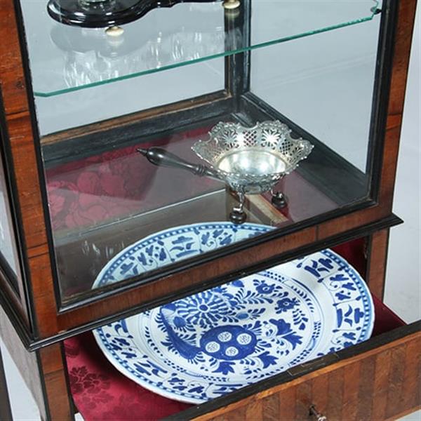 Grote foto vierkante hepplewhite vitrine met glas rondom en een unieke show lade no.360435 antiek en kunst stoelen en banken