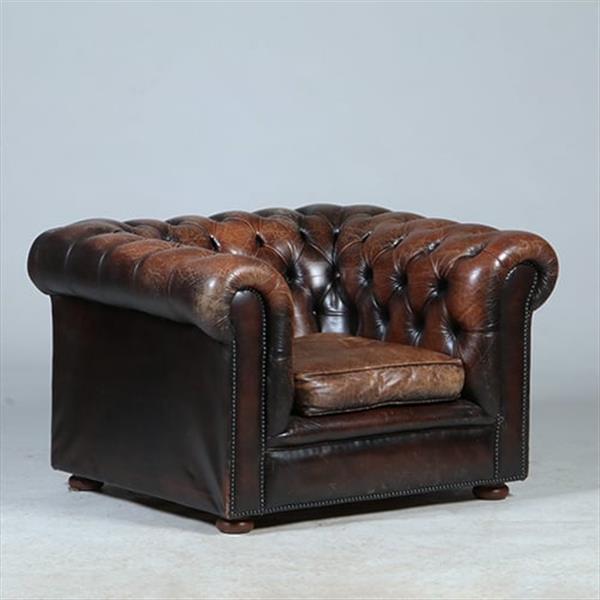 Grote foto vintage chesterfield clubfauteuil mooi doorleefde kleur en uitstraling no.233031 antiek en kunst stoelen en banken