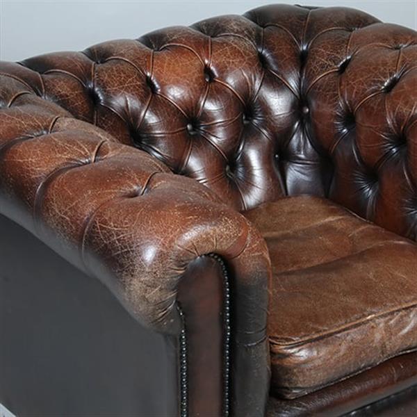 Grote foto vintage chesterfield clubfauteuil mooi doorleefde kleur en uitstraling no.233031 antiek en kunst stoelen en banken