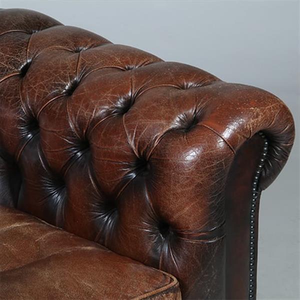 Grote foto vintage chesterfield clubfauteuil mooi doorleefde kleur en uitstraling no.233031 antiek en kunst stoelen en banken