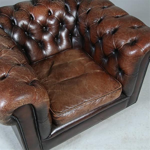 Grote foto vintage chesterfield clubfauteuil mooi doorleefde kleur en uitstraling no.233031 antiek en kunst stoelen en banken