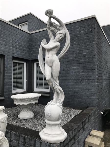 Grote foto mooi stenen tuinbeeld the lady with the scarf tuin en terras tuindecoratie